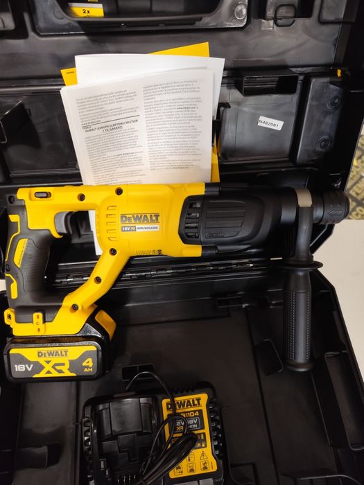 Супер промо Акумулаторен безчетков перфоратор DeWALT DCH133M1 комплект
