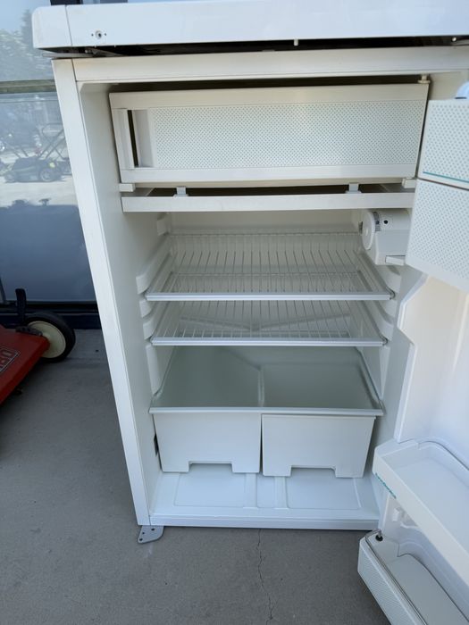 Малък хладилник с камера