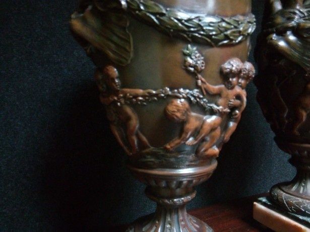 Set 2 amfore sec 19 din bronz cu antimoniu pe soclu din marmură in sti