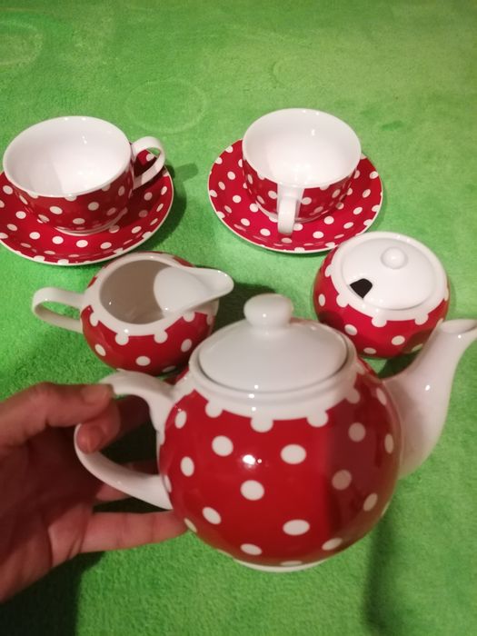 Set de   Avon  ceșcuțe cu buline Nou