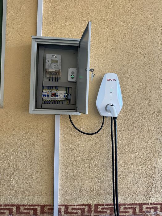 Электромобиль зарядник