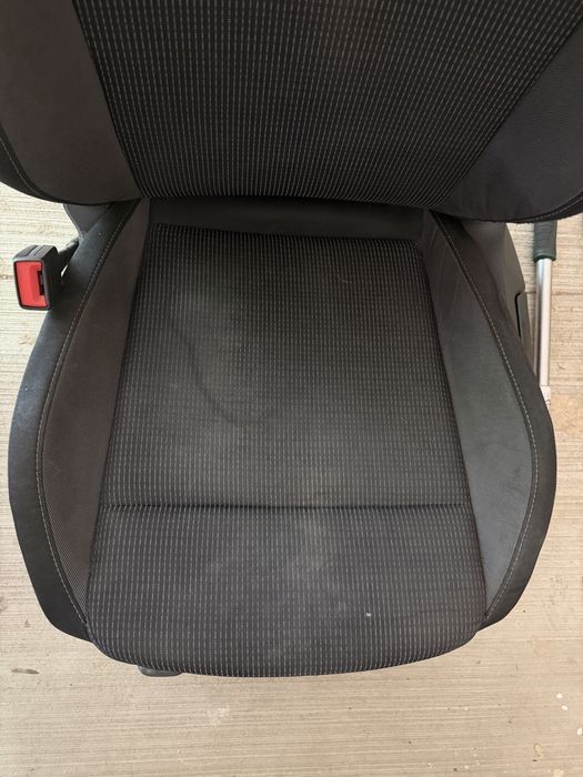 Curățare tapițerie auto București Sector 4 – Injecție-Extracție