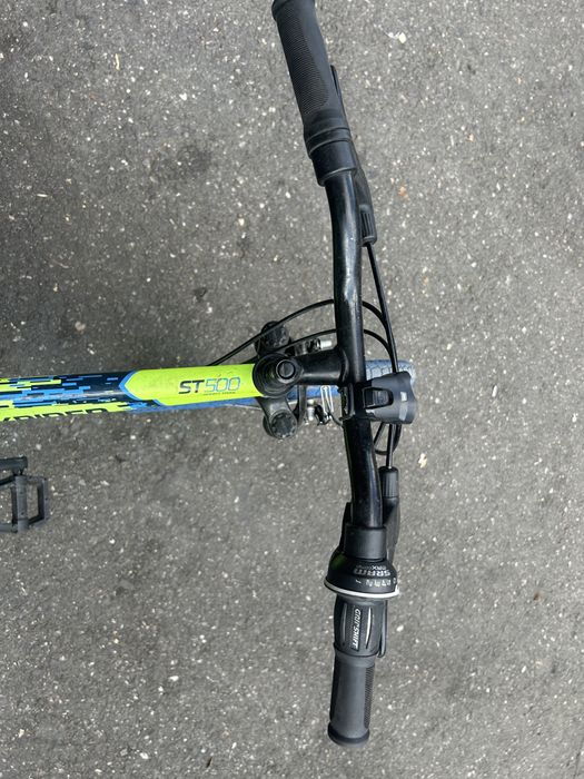 Bicicleta Rockrider ST500 roti 20”, cauciucuri albastre, stare f buna