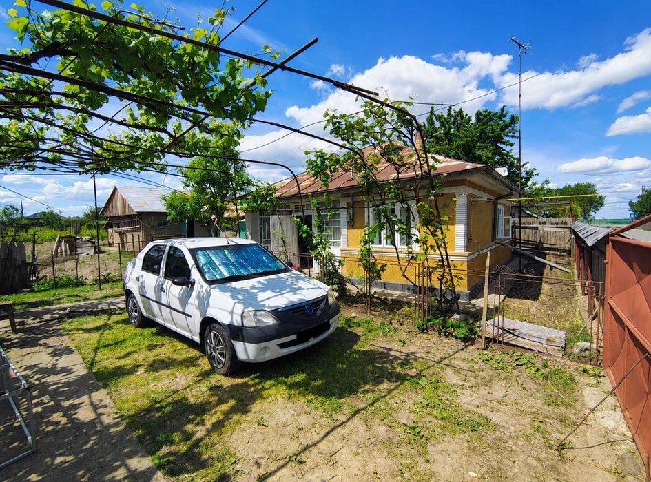 Casa + anexe gospodaresti cu teren de 1000 mp