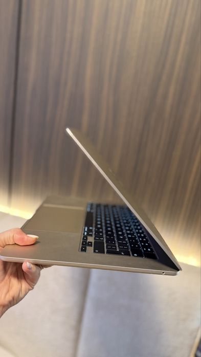 MacBook Air 15 Inchi, M2, 2023