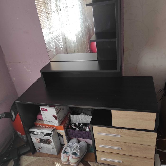 Продажба на много запазена тоалетка