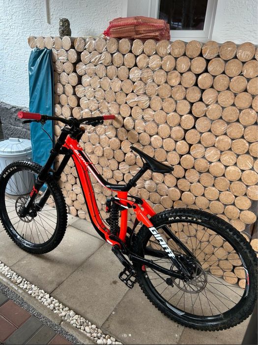 Велосипед за спускане Giant Glory Advanced 2 2018 AL 27.5