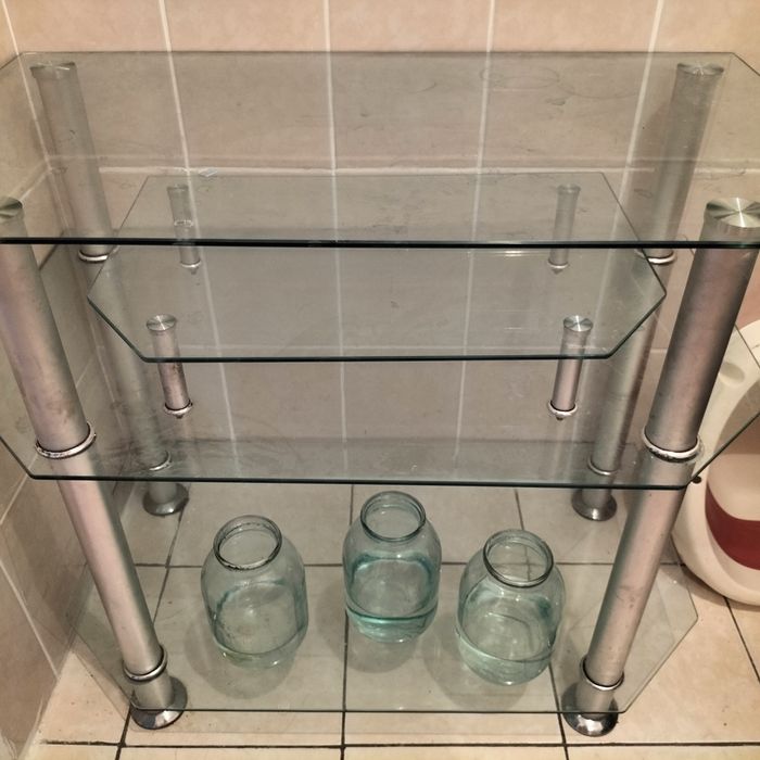 Продам стеклянный журнальный стол