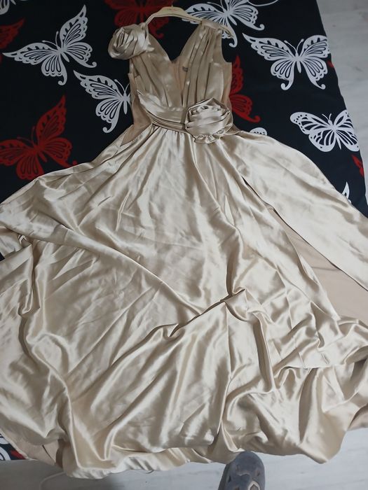 Rochie de vanzare eleganta   pt .orice petrecere stare bună  pret 600 lei