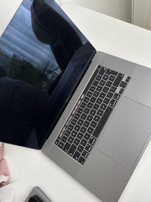 MacBook Pro 16” 2019 – i9 / 16GB RAM / 1TB SSD