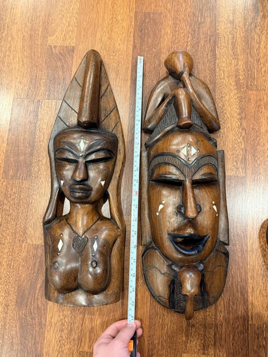 Masca africana din lemn sculptat cu insertie de os