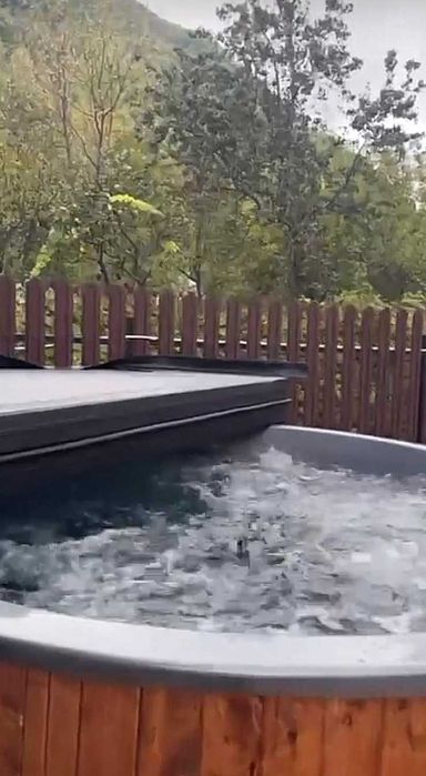 Ciubăr cu hidromasaj și sobă inox – 9–10 persoane