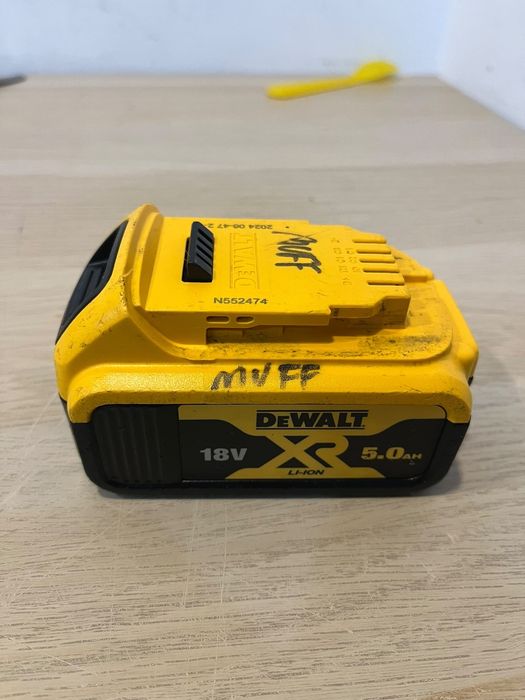Acumulator Baterie DeWalt XR 5Ah 18V 2024 arată foarte bine și este în stare foarte buna