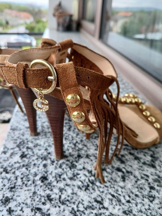 Обувки на висок ток Guess