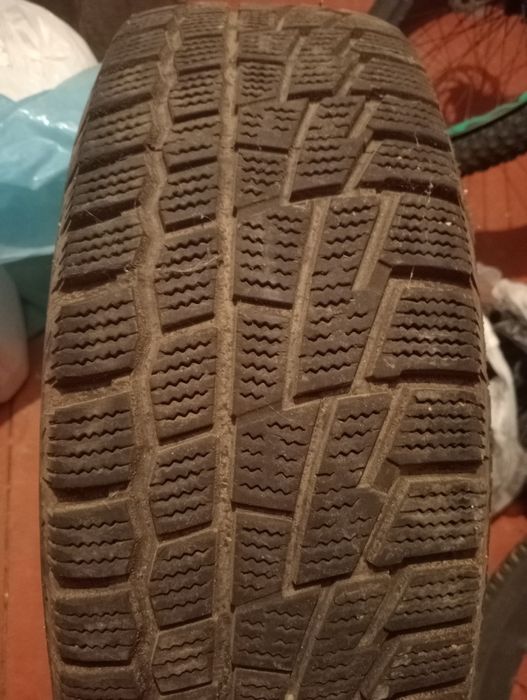 Шина зимняя в отличном состоянии .