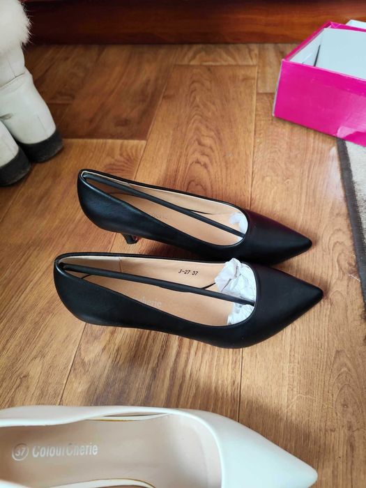 Дамски обувки с нисък ток.