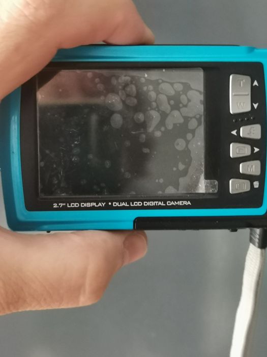 Цифров фотоапарат с два цветни дисплея