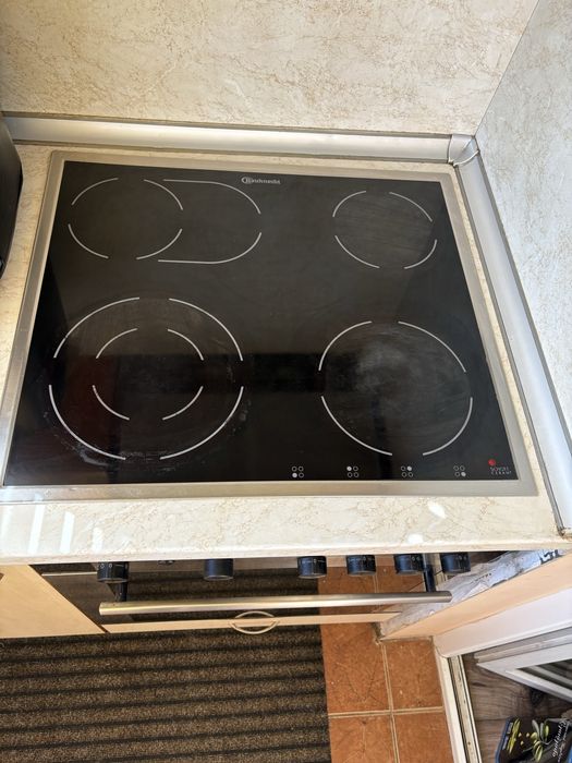 Фурна за вграждане с керамичен плот