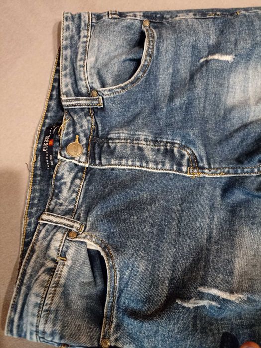 Светло сини накъсани мъжки дънки с тесен крачол