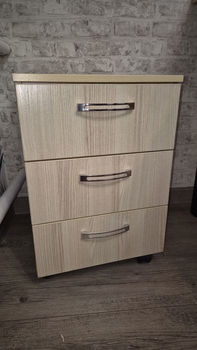 Продам тумбочку на колёсах