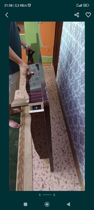 Стол с стульями.