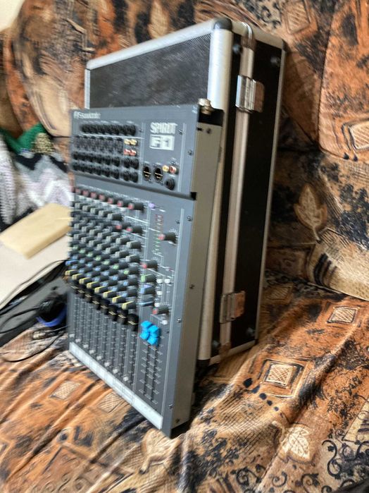 Mixer  Soundcraft Spirit F-1