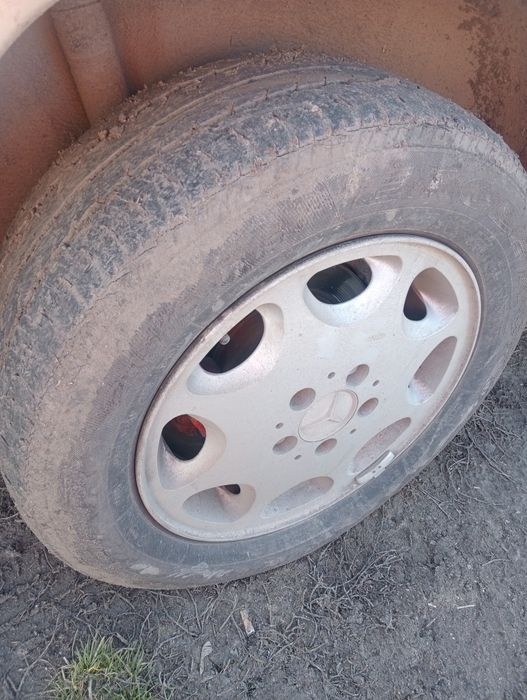 Диски с резиной Мерседес оригинал. R15.