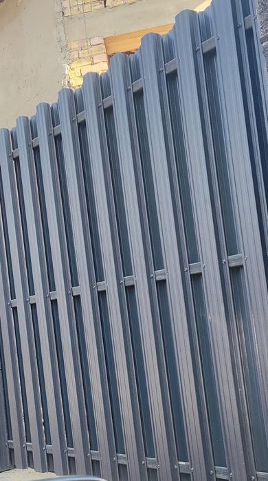 Продаётся евро штакетник металлический.