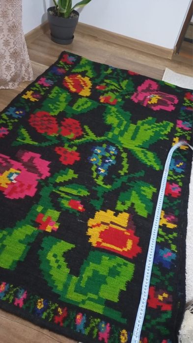 Covoare traditionale tesute manual din lana