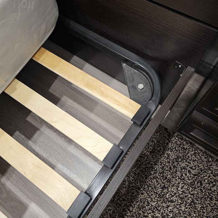 Продам кровать с матрасом