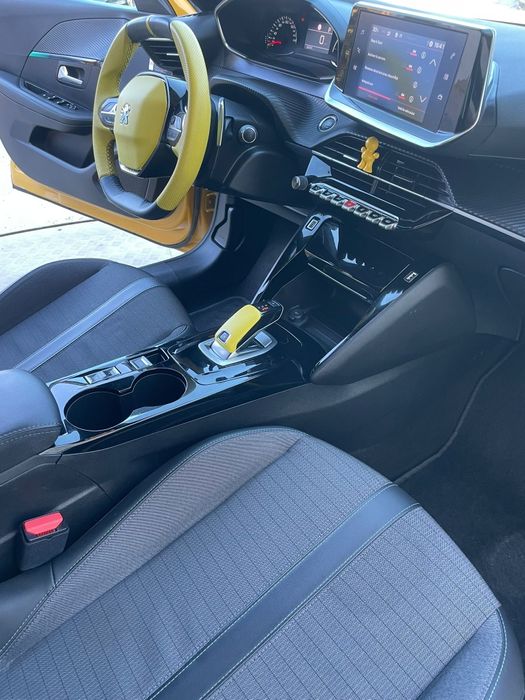 Vând PEUGEOT 208 2022 automata
