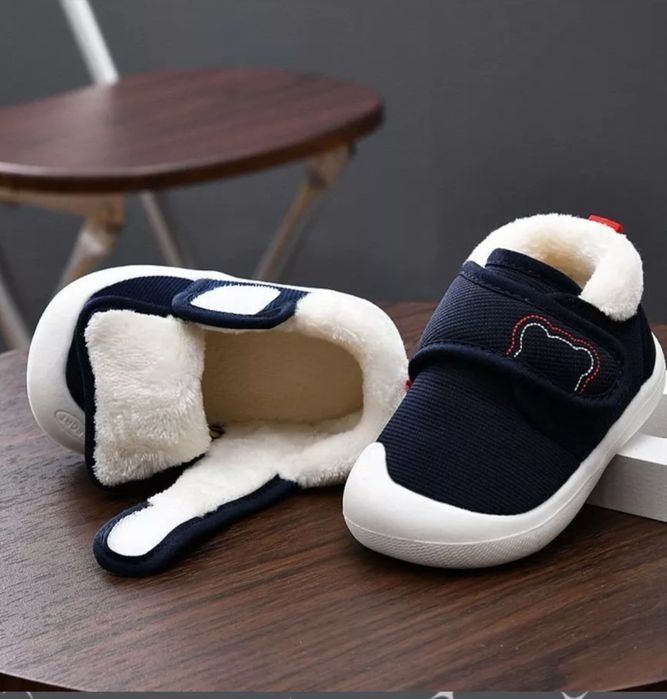 Продам утеплённые детские ботиночки