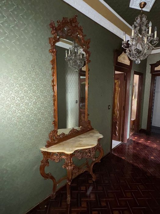 Consolă cu oglindă în stíl clasic baroc, realizată din Lemn masiv bogat sculptat manual, cu blat dín marmură naturală. Set impunător şi rafinat