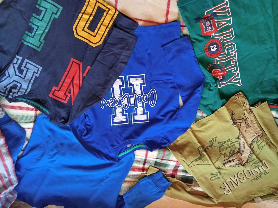 Осем блузи за момче 6-7 г. за 8 евро.