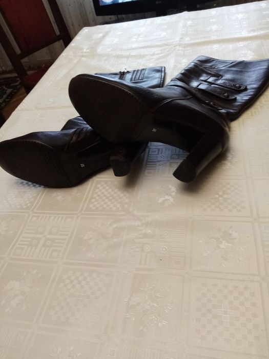 Cizme piele, până la genunchi cu toc.