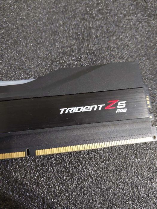 24GB DDR5 8000MT/s CL40 - G.Skill TridentZ RGB , част от кит 48GB