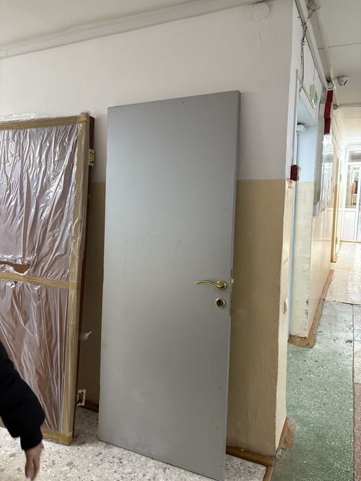 Дверь б/у цвет серый