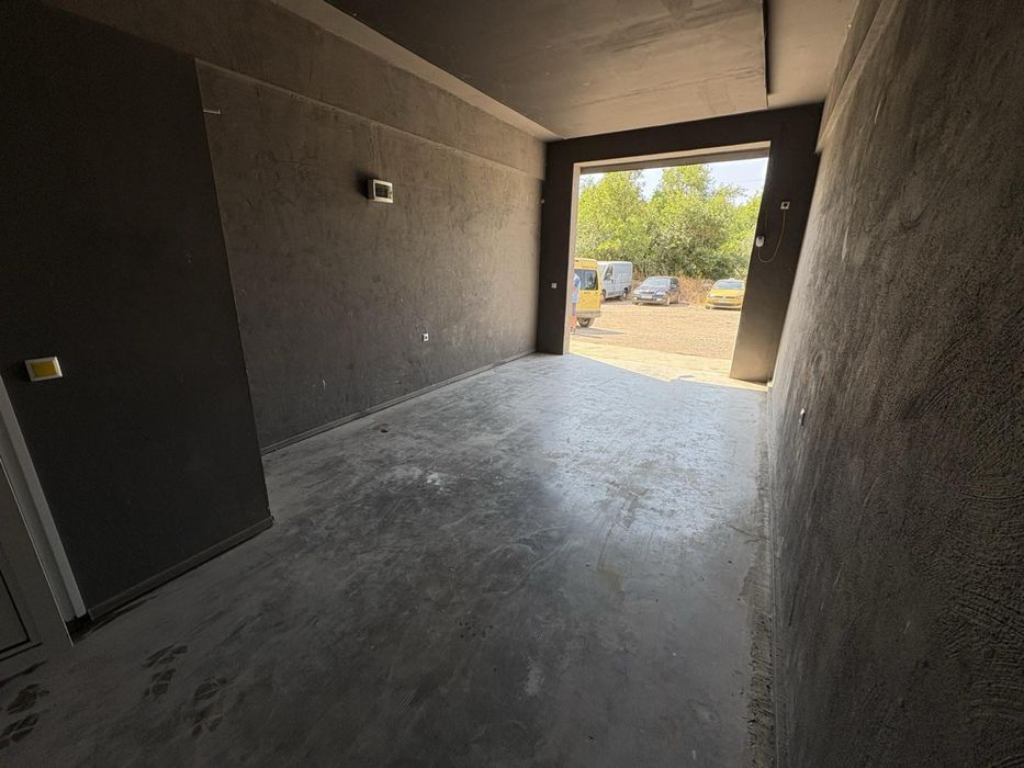 Дава се под наем Гараж / Паркомясто в Шумен, Тракия - 20 кв.м за 153 € - Снимка #1