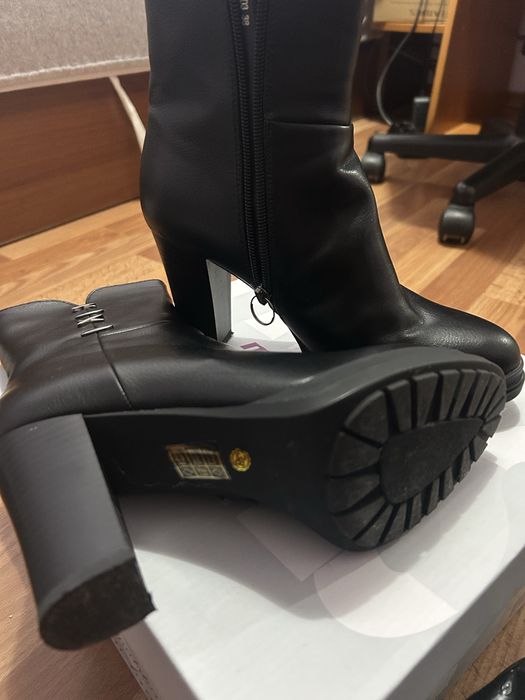 Черни боти и чизми