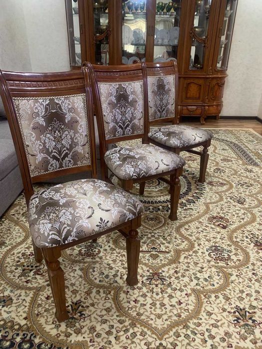 Стол-Стулья для гостиной есть и стол