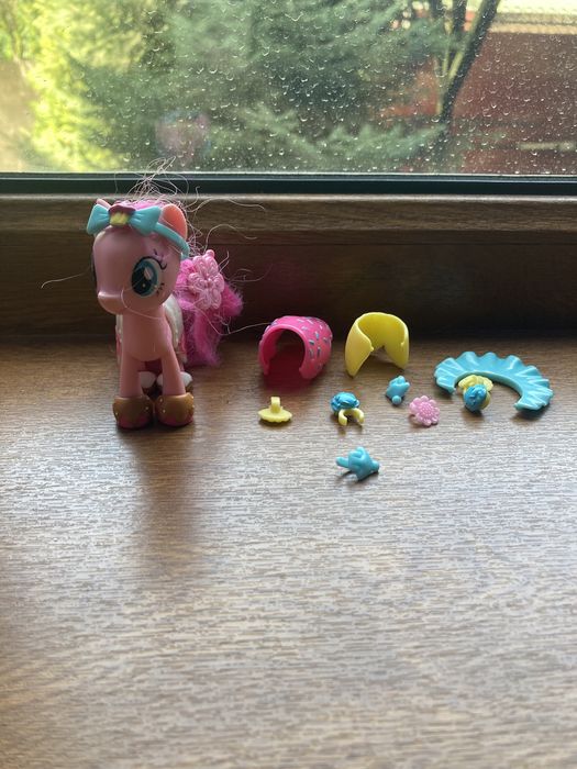 Игрушки много