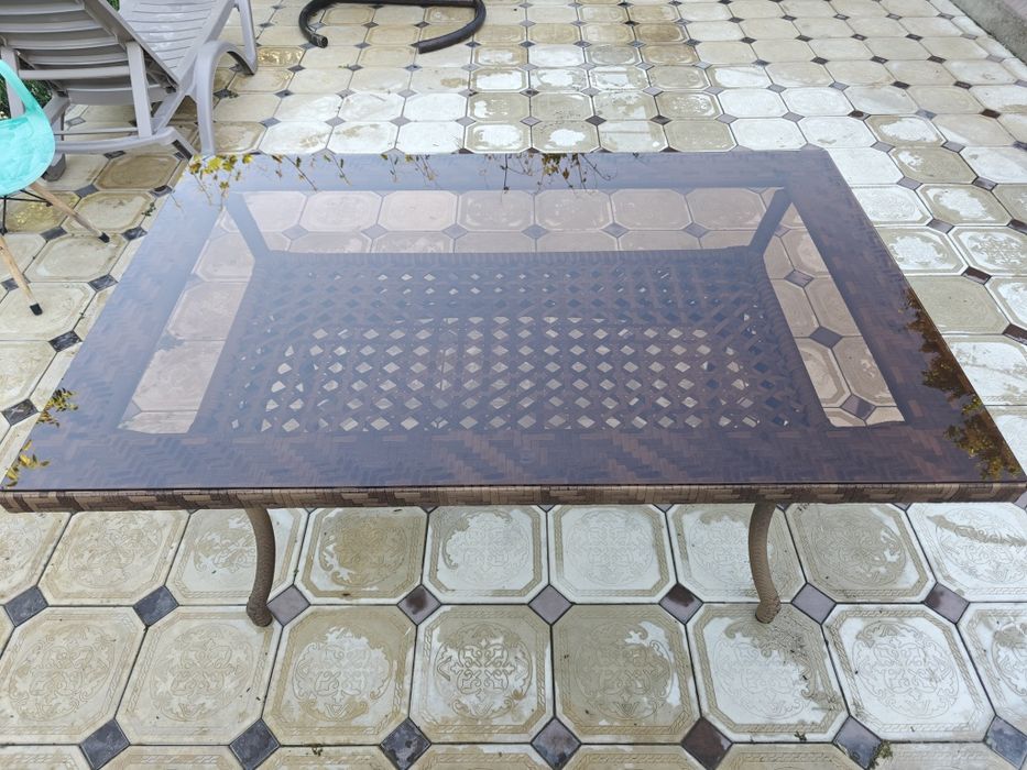 Стол из ротанга в идеальном состоянии