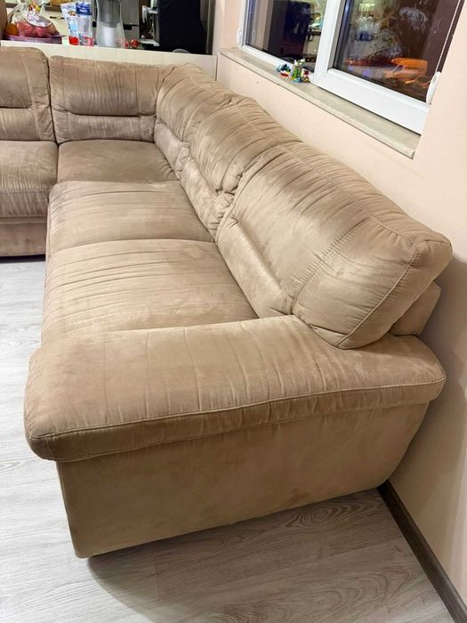 Голям десен ъглов диван (250х240 см) – Цвят Шампанско, с вградено шкафче