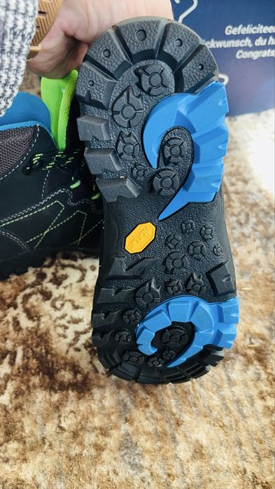 Чисто нови топли обувки