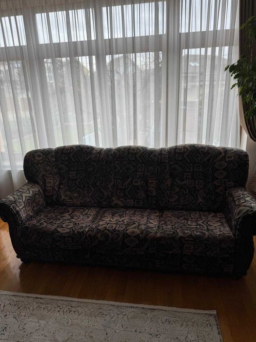 Vand doua canapele clasice neextensibile din lemn masiv model Mobex in buna stare si dimensiuni Lxh (cm) : 210x100; 155x100