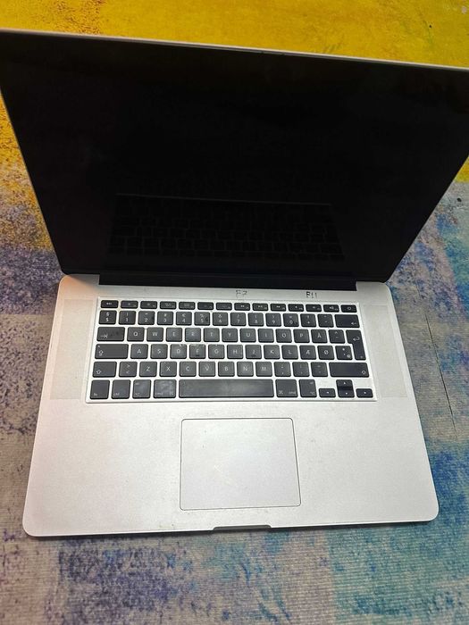laptop Apple macbook A1398, cu defect la baterie