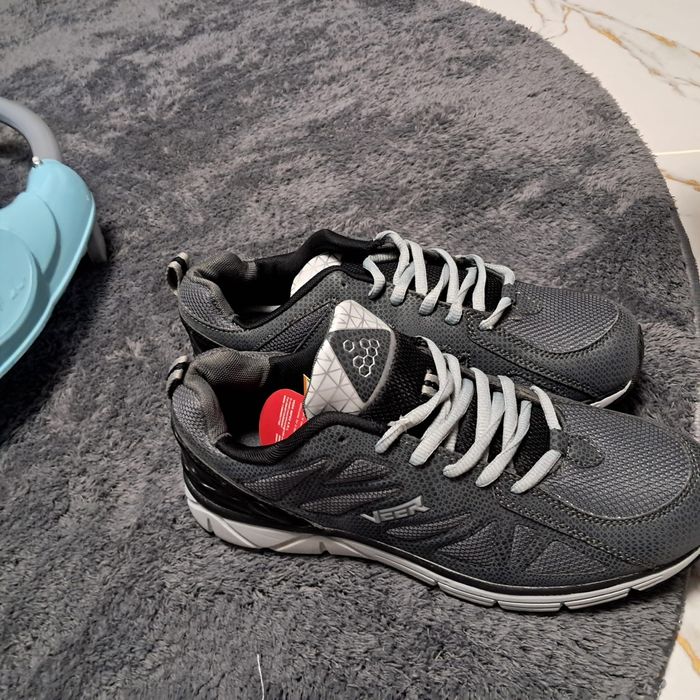 Adidași bărbat  noi cu eticheta 43 , 45 , 46