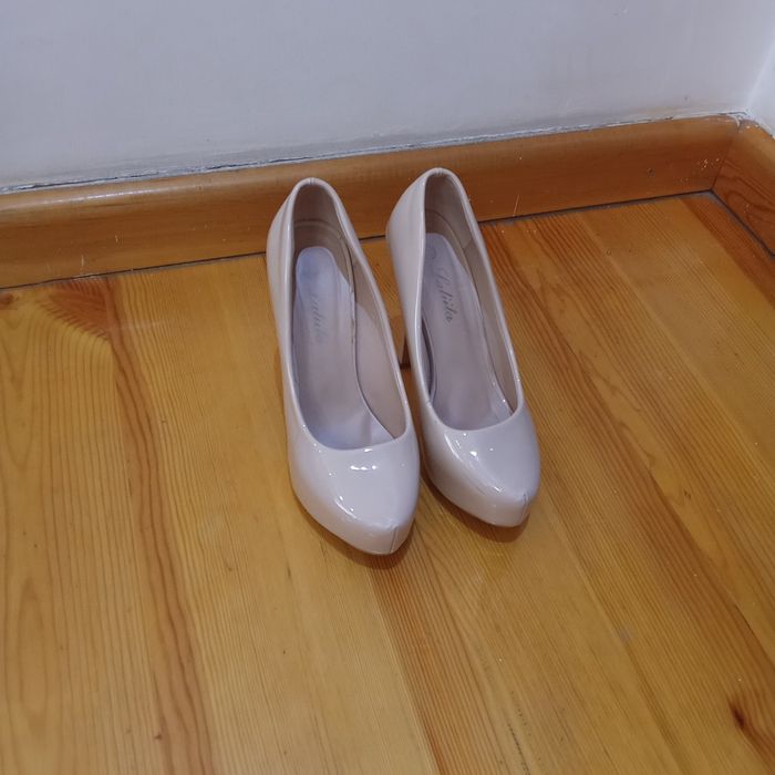 Классические бежевые туфли на высоком каблуке