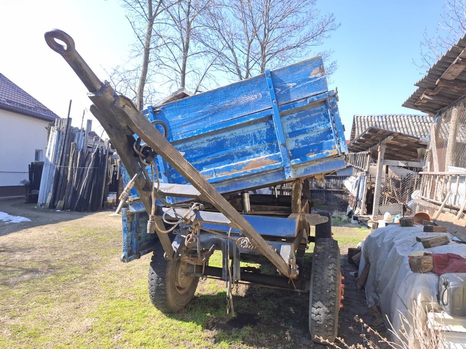 Tractor cu remorca si plug