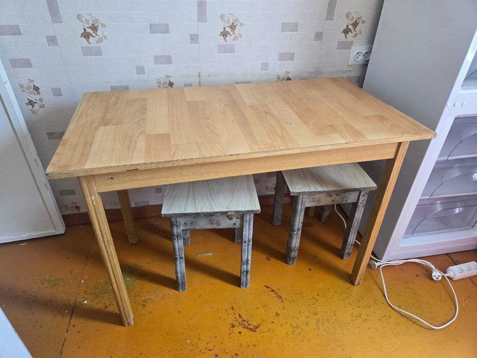 Продам стол и 2 стула.
